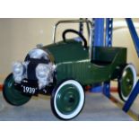 NOVELTY GREAT GIZMOS VINTAGE STYLE RIDE ON CAR IN GREEN (AS NEW)