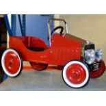 NOVELTY GREAT GIZMOS VINTAGE STYLE RIDE ON CAR IN RED (AS NEW)