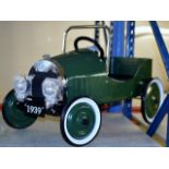 NOVELTY GREAT GIZMOS VINTAGE STYLE RIDE ON CAR IN GREEN (AS NEW)