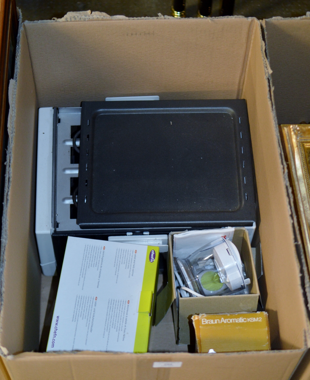 BOX CONTAINING SALAD SPINNER, BRAUN GRINDER, KITCHEN WARE ETC