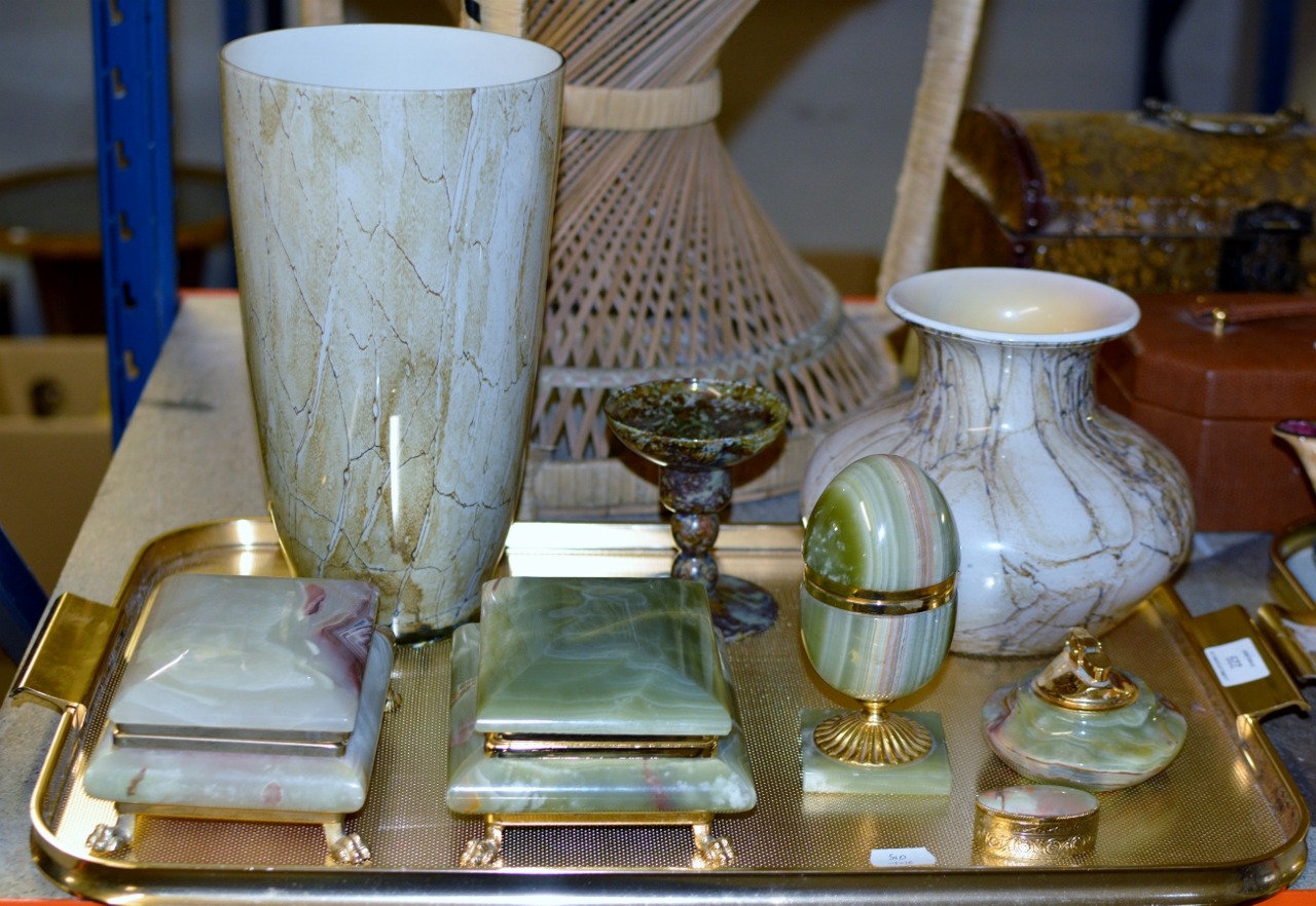 TRAY CONTAINING 2 DECORATIVE GLASS VASES, VARIOUS ONYX WARE