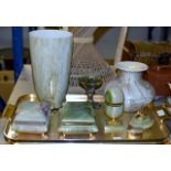TRAY CONTAINING 2 DECORATIVE GLASS VASES, VARIOUS ONYX WARE