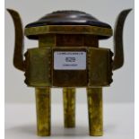 EARLY 20TH CENTURY CHINESE BRASS TRIPOD LEG CENSER WITH WOOD COVER & 4 CHARACTER MARK ON BASE