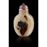 CARVED CAMEO AGATE SNUFF BOTTLE QING DYNASTY, 18TH/19TH CENTURY cleverly carved utilising the darker