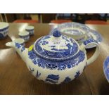 Various Old Willow pattern dinnerwares, by Alfred Meakin and others