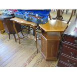 An Edwardian walnut window table with shaped top over cabriole legs joined by an undershelf, 68cm