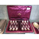 An Edwardian silver set of twelve coffee spoons and matching sugar nips in original presentation