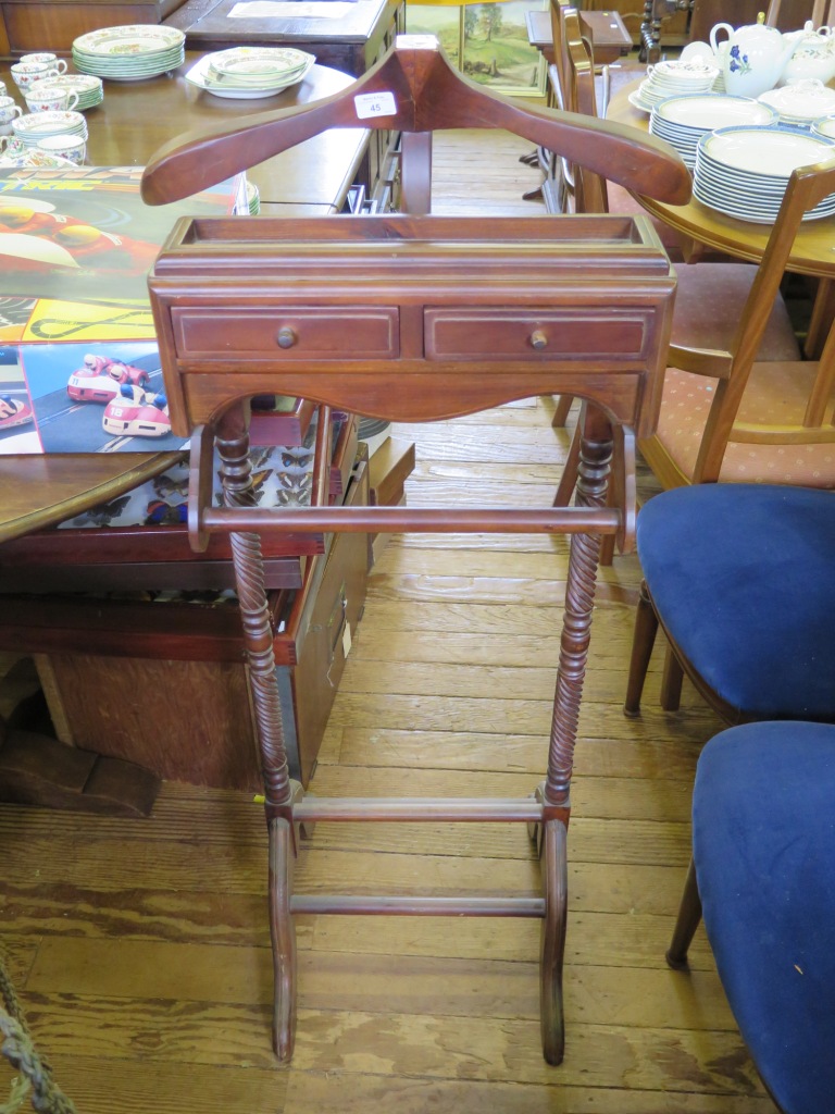 A gentleman's clothes horse with spiral twist supports, 119cm high