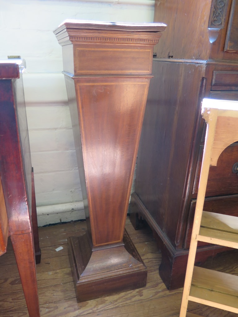 An Edwardian mahogany and satinwood crossbanded torchere stand, of square tapering form on a