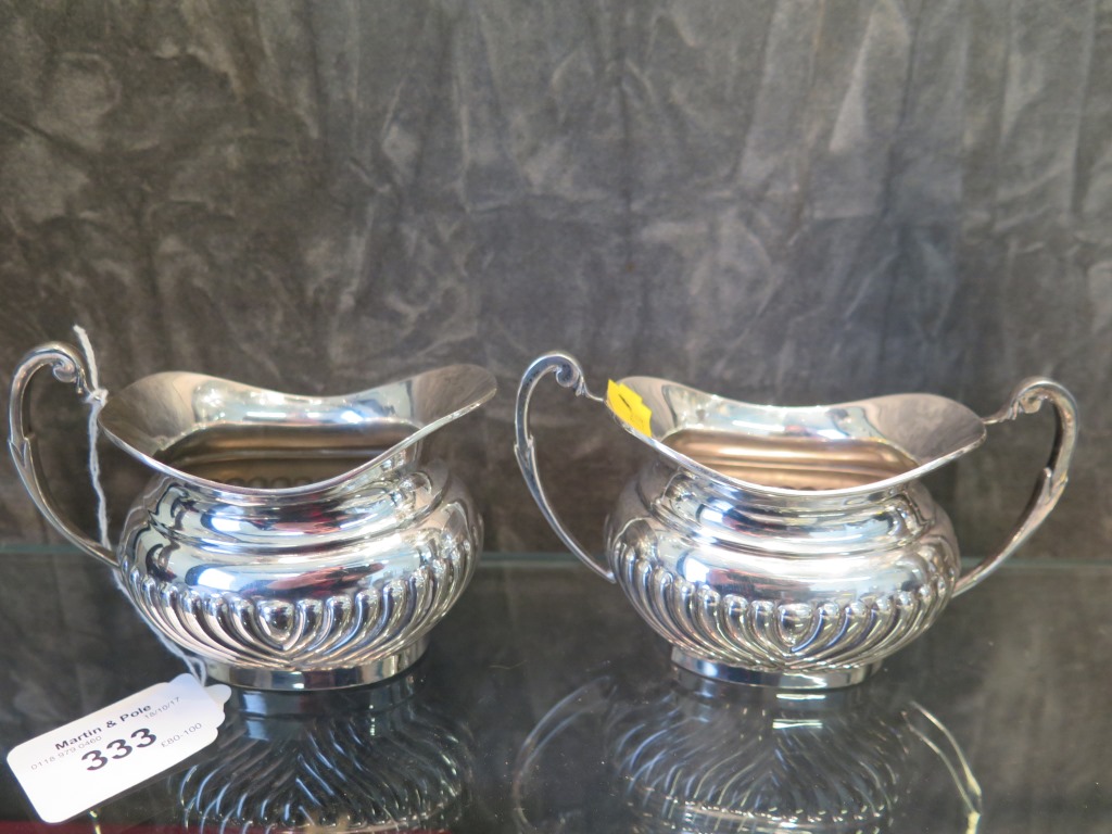 A silver cream jug with matching sugar bowl with fluted decoration, Birmingham 1975, 200 grams