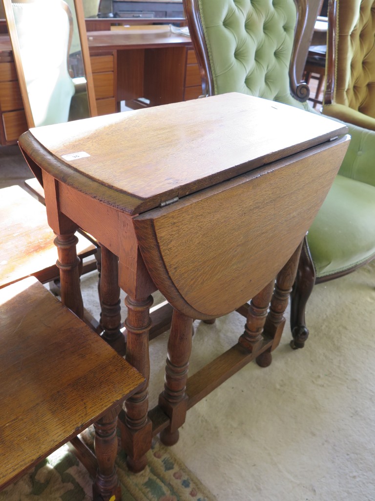 An oak gateleg table, with baluster turned supports, 62cm wide