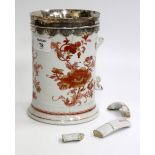 A 19TH CENTURY CHINESE EXPORT QUART TANKARD with a white metal rim (AF), 16.5cm high