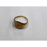 AN 18CT YELLOW GOLD LADIES SIGNET RING with engraved bird (AF)