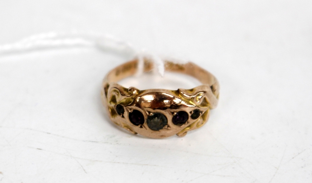 A 9CT YELLOW GOLD LATE VICTORIAN / EARLY EDWARDIAN RING inset with five stones