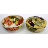 A CONTEMPORARY LATE 20TH / EARLY 21ST CENTURY MOORCROFT PEDESTAL BOWL of anemone flowers on cream