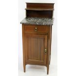 AN EDWARDIAN MAHOGANY AND SATINWOOD INLAID MARBLE TOPPED BEDSIDE CABINET with raised back, overall