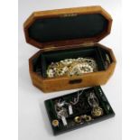 AN ANTIQUE JEWELLERY CASKET and a quantity of jewellery to include a 9ct gold wedding band, brooches