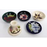 A SELECTION OF CONTEMPORARY LATE 20TH / EARLY 21ST CENTURY MOORCROFT including an anemone pattern