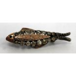 A SMALL ANTIQUE YELLOW AND WHITE METAL BROOCH in the form of a fish, 4.5cm long