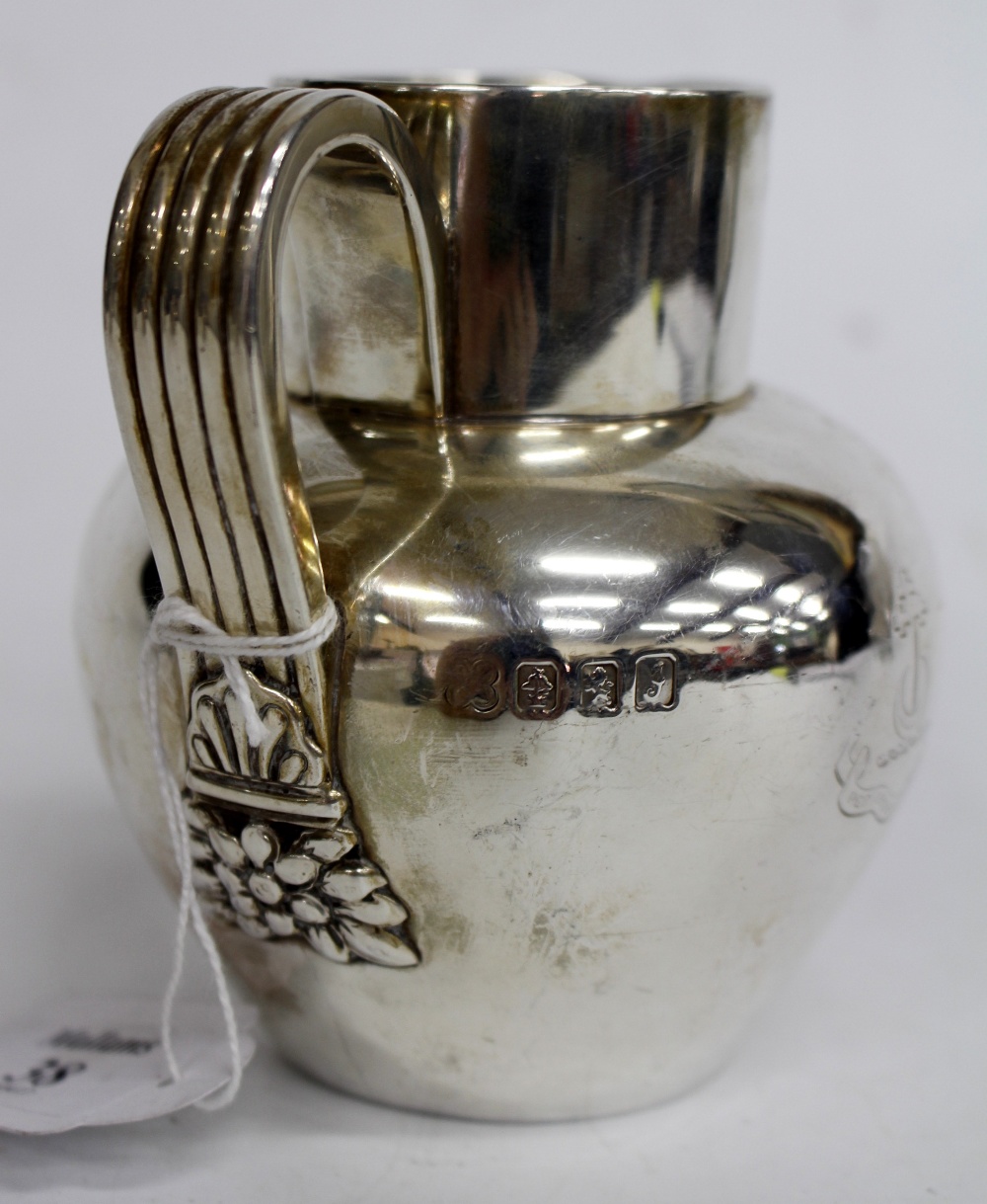 A GLASGOW SILVER JUG with applied strap handle with verse reading Per Ardua Ad Alta dated 1905 11. - Image 2 of 2