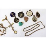 A SMALL SELECTION OF GOLD AND PINCHBECK JEWELLERY to include lockets, charm bracelets, enamel and