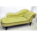 A LATE VICTORIAN / EARLY EDWARDIAN CHAISE LONGUE on turned taping legs, terminating in porcelain