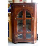 A LATE 18TH / EARLY 19TH CENTURY MAHOGANY CORNER CABINET with canted sides and a domed glazed door