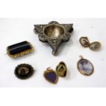 A SELECTION OF VICTORIAN JEWELLERY to include a mourning brooch, hardstone and gilt metal mounted