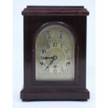 A MID 20TH CENTURY MAHOGANY CASED MANTLE CLOCK the brass dial with Arabic numerals, overall 27cm