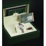 A LADY'S STAINLESS STEEL 'OYSTER PERPETUAL DATEJUST' WRISTWATCH BY ROLEX, the circular white dial