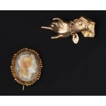 A SMALL COLLECTION OF JEWELLERY, comprising a 19th century shell cameo brooch, carved to depict a