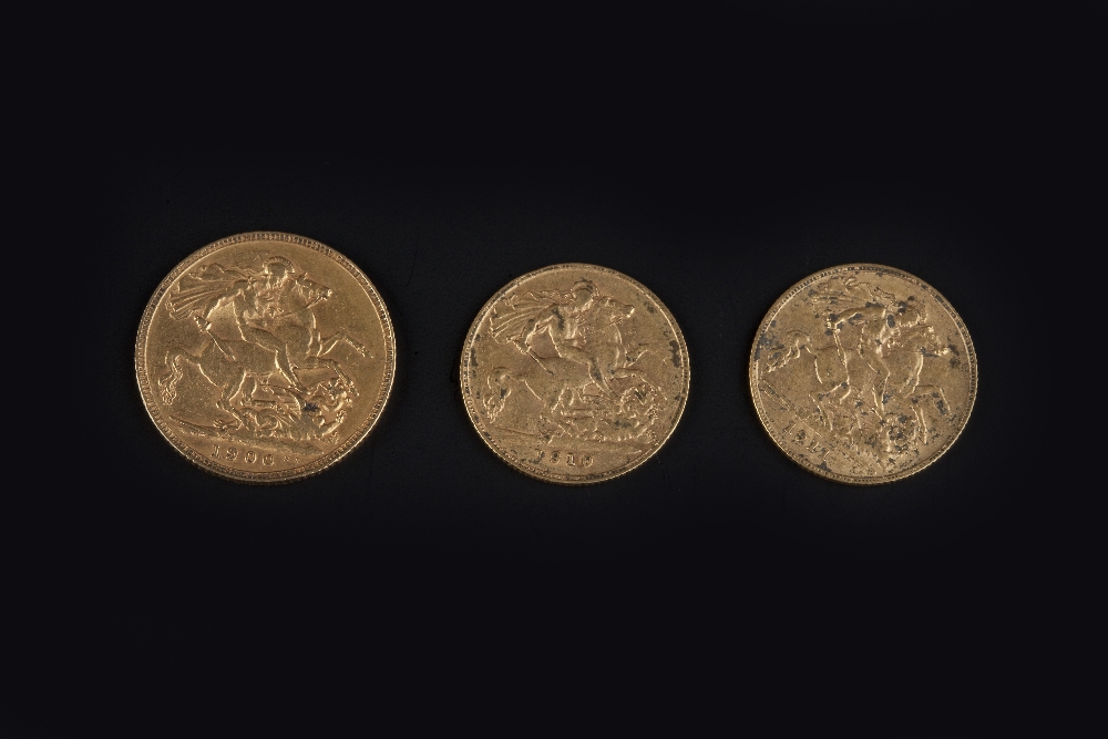 A SOVEREIGN AND TWO HALF SOVEREIGNS, the Victoria sovereign dated 1900, together with an Edward