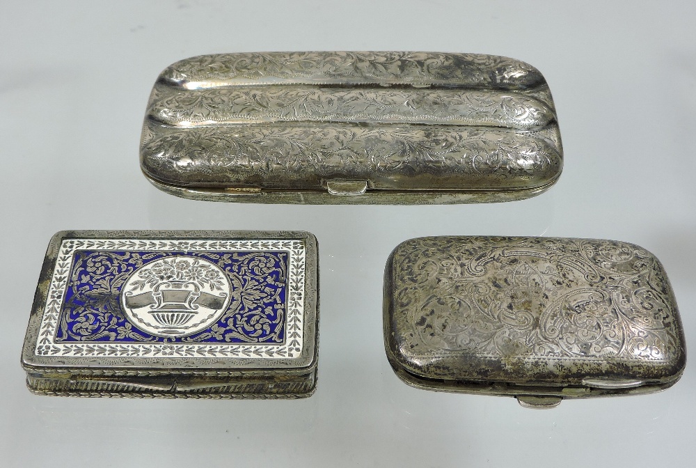 A late Victorian silver cigar case, of hinged form, engraved with scrolling foliate designs, - Bild 3 aus 3