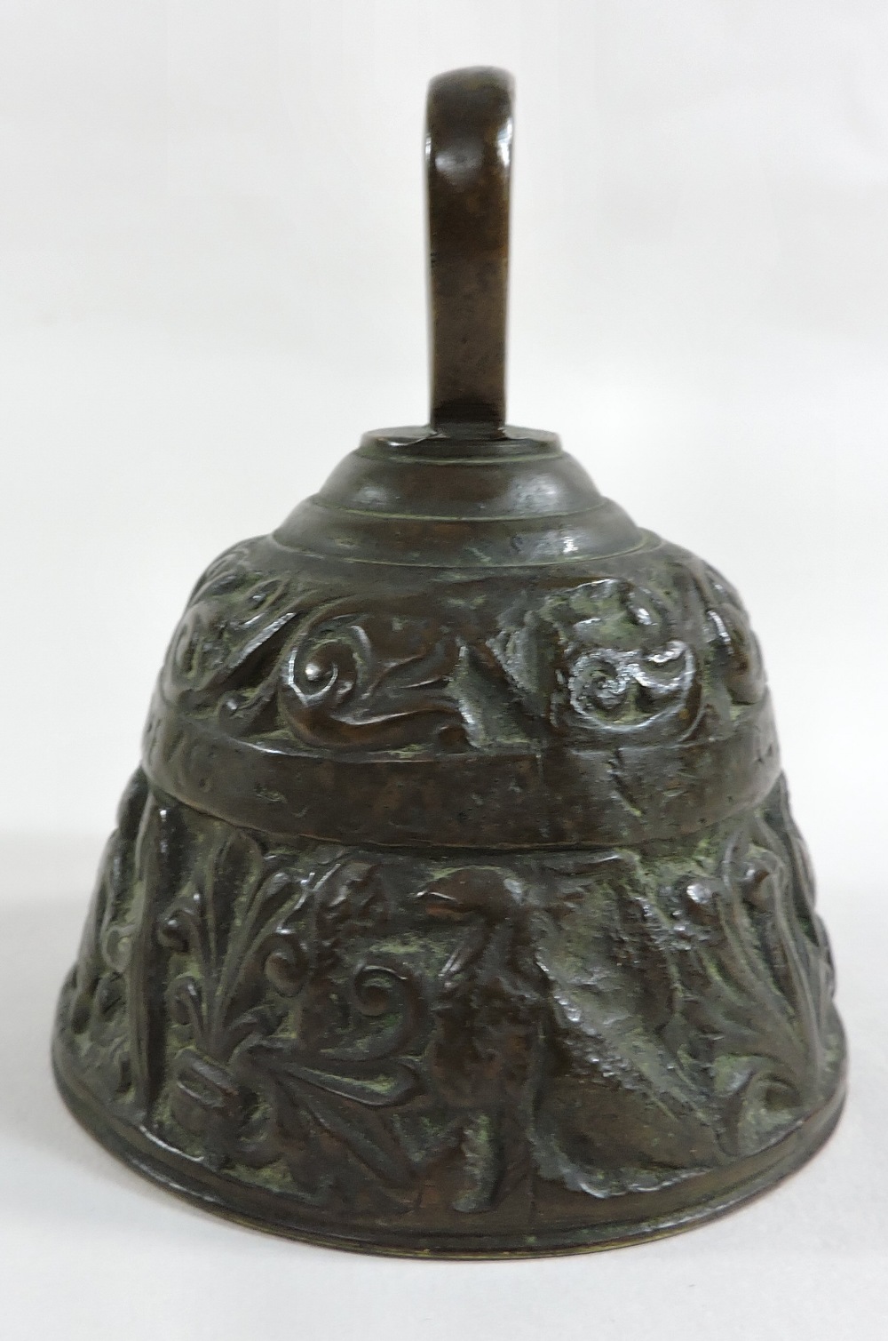 A small antique bronze bell, decorated in relief with a continuous frieze of figures, - Image 4 of 6