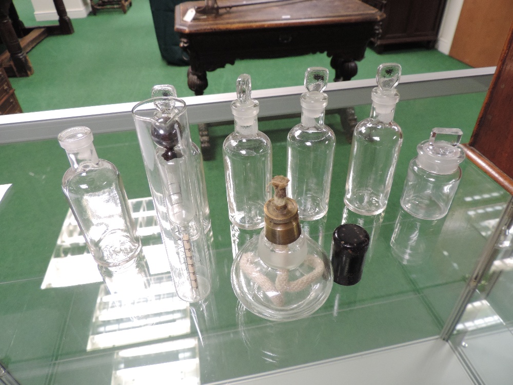 A 19th century mahogany apothecary stand, containing seven various glass jars, with a drawer below, - Bild 11 aus 16