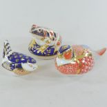 A Royal Crown Derby paperweight, in the form of a frog, 8cm tall,