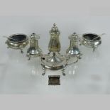 A pair of early 20th century silver peppers, London 1935, 8cm tall,