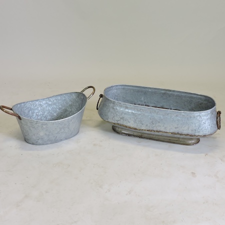 An oval garden planter, together with a rectangular planter, - Image 2 of 2