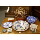 Various ceramic & Oriental items, comprising a modern Imari charger, Wedgwood blue & white plate,