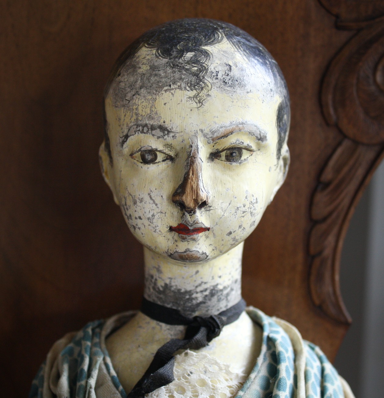 An early 19th century carved wooden doll, probably Continental, the well carved head with painted - Image 15 of 16