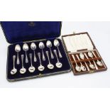 A cased set of George V silver tea spoons, James Deakin & Sons, Sheffield 1917, with shell
