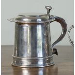 A William III style silver lidded tankard, Wilmot Manufacturing Co., Birmingham, 1915, tapered