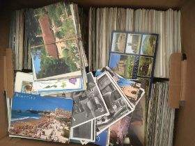 POSTCARDS : Large box with approximately