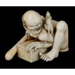 ˜A JAPANESE IVORY NETSUKE OF A RAT CATCHER, MEIJI PERIOD (1868-1912) carved crouching and holding