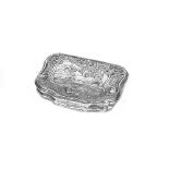 A GERMAN SILVER SNUFF BOX, PROBABLY HANAU, LATE 19TH CENTURY cartouche shaped, the lid with putti