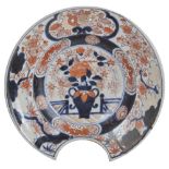 A JAPANESE IMARI BARBER'S BOWL, EDO PERIOD, LATE 17TH / EARLY 18TH CENTURY centrally painted with