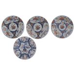 A SET OF THREE JAPANESE IMARI PLATES, EDO PERIOD, LATE 17TH / EARLY 18TH CENTURY painted with a
