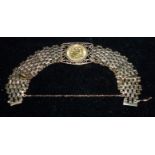 A 9 carat hallmarked gold gate bracelet set with 1914 half sovereign, 23.5 gm gross