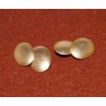 A pair of oval 15ct cuff links (9.1gms)