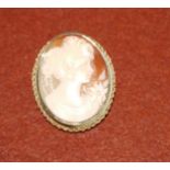 An oval female head shell cameo brooch/pendant in 9ct hallmarked gold frame
